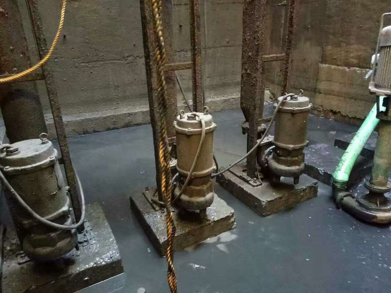 乌伊岭污水池清理