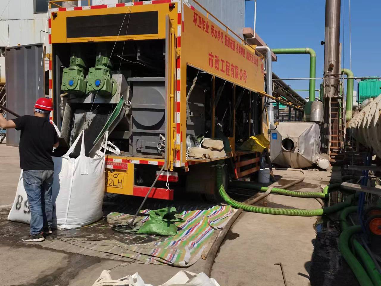 乌伊岭淤泥压干处理